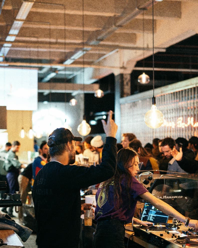 Soirée dansante où l'on aperçoit une foule face à une DJ